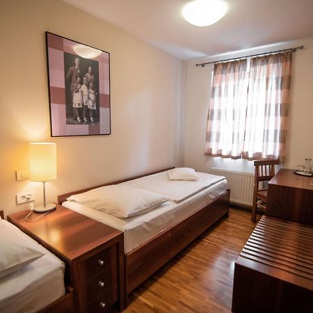 Hotel Dvor Jezersek Brnik Cerklje na Gorenjskem Esterno foto