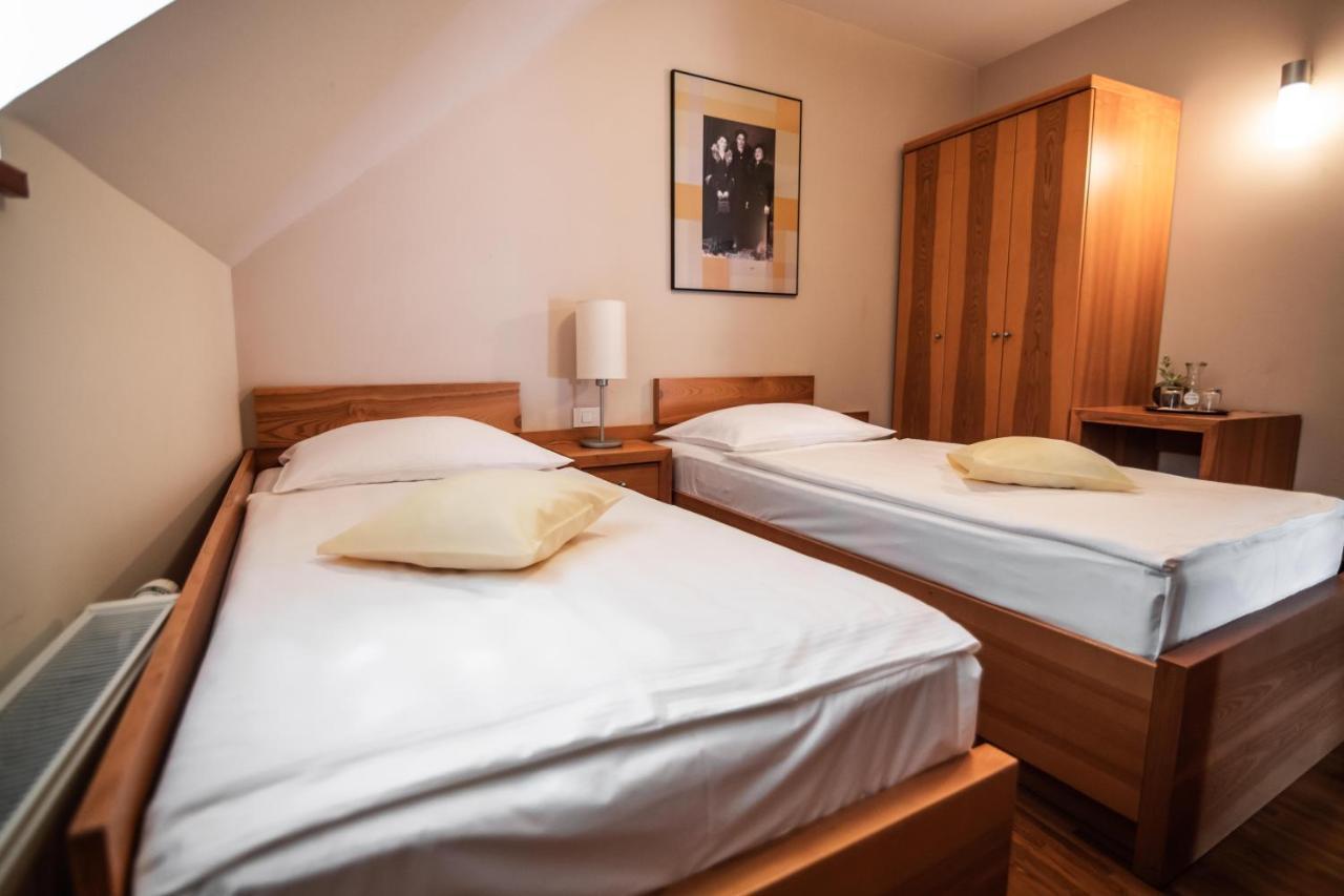 Hotel Dvor Jezersek Brnik Cerklje na Gorenjskem Esterno foto