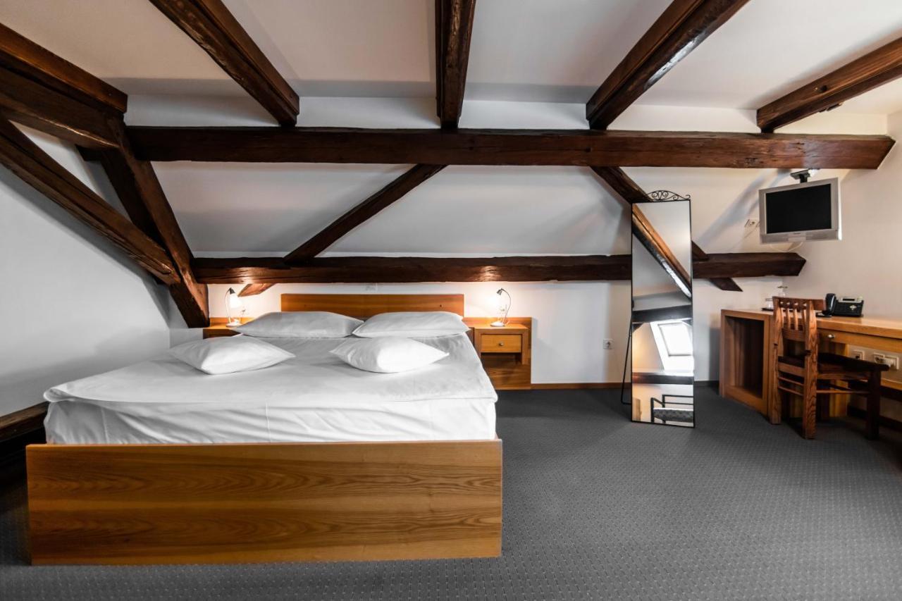 Hotel Dvor Jezersek Brnik Cerklje na Gorenjskem Esterno foto