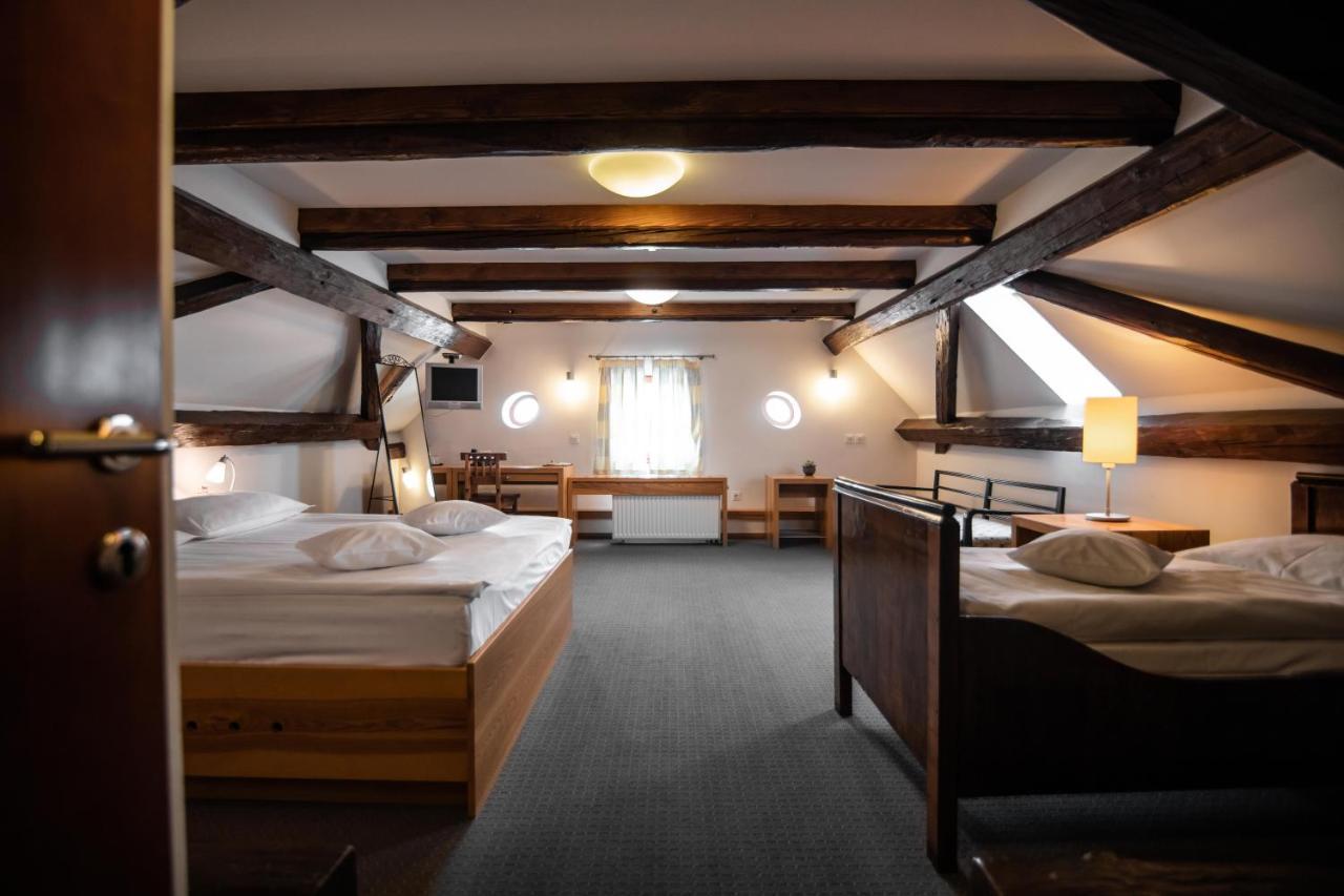 Hotel Dvor Jezersek Brnik Cerklje na Gorenjskem Esterno foto