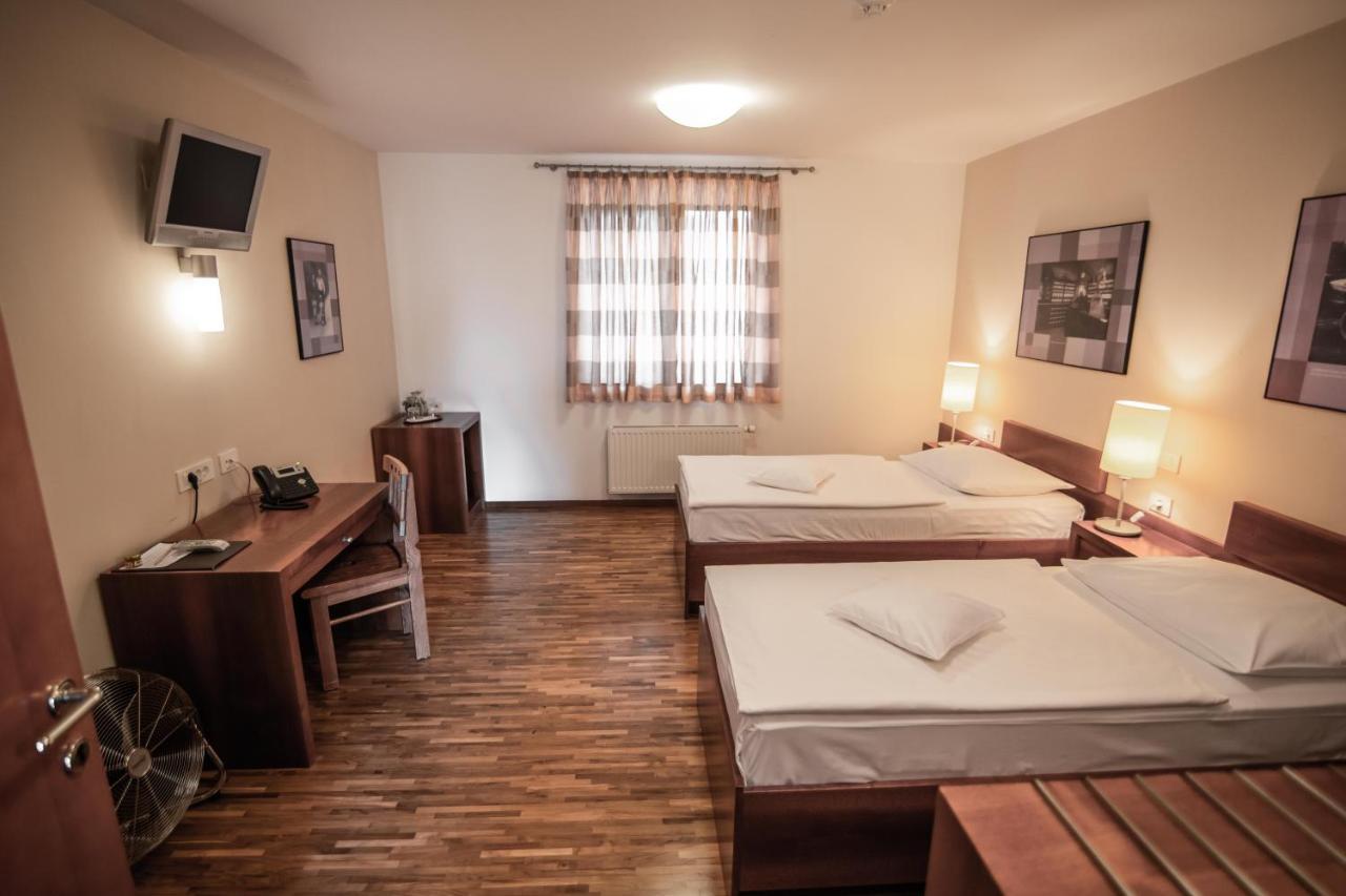Hotel Dvor Jezersek Brnik Cerklje na Gorenjskem Esterno foto