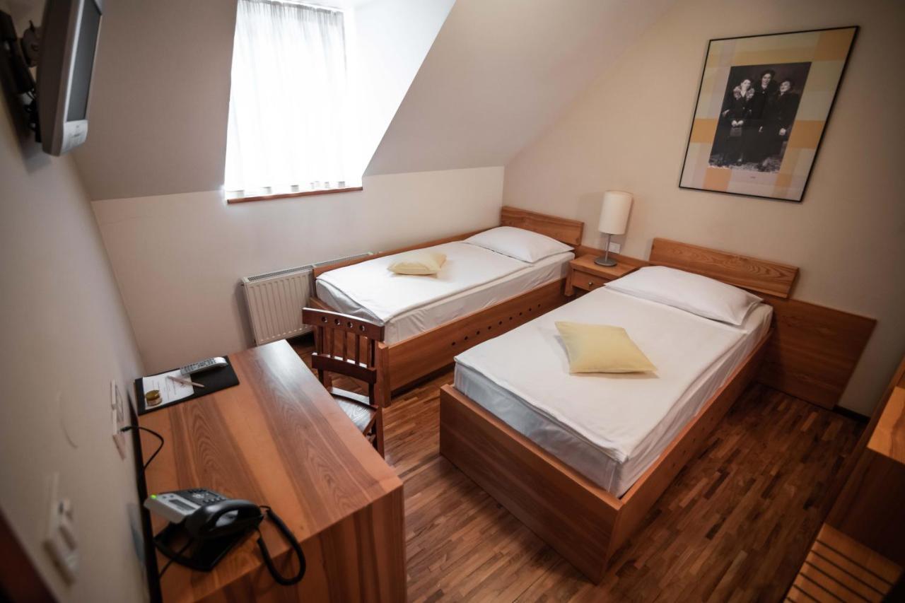 Hotel Dvor Jezersek Brnik Cerklje na Gorenjskem Esterno foto