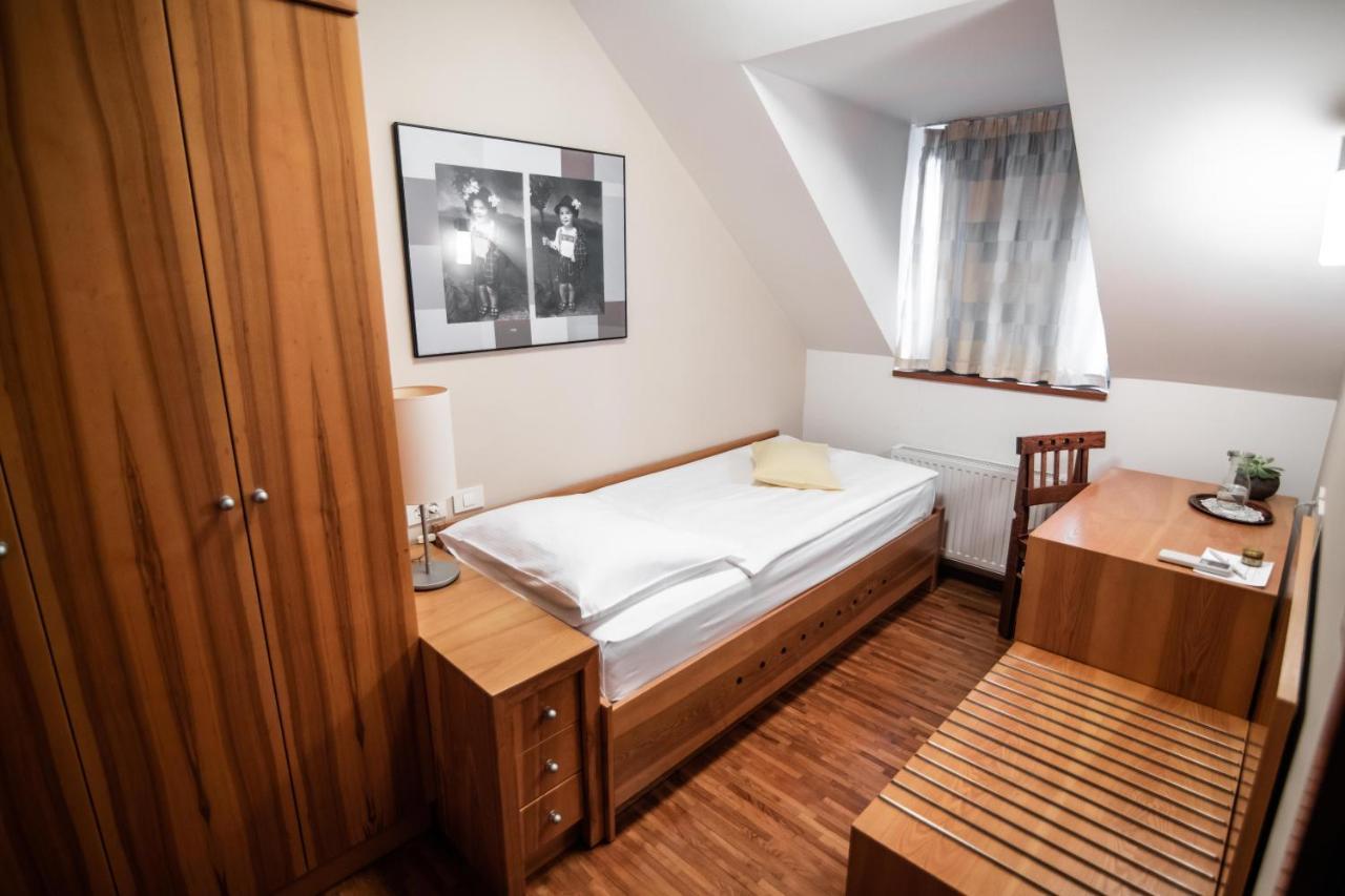 Hotel Dvor Jezersek Brnik Cerklje na Gorenjskem Esterno foto