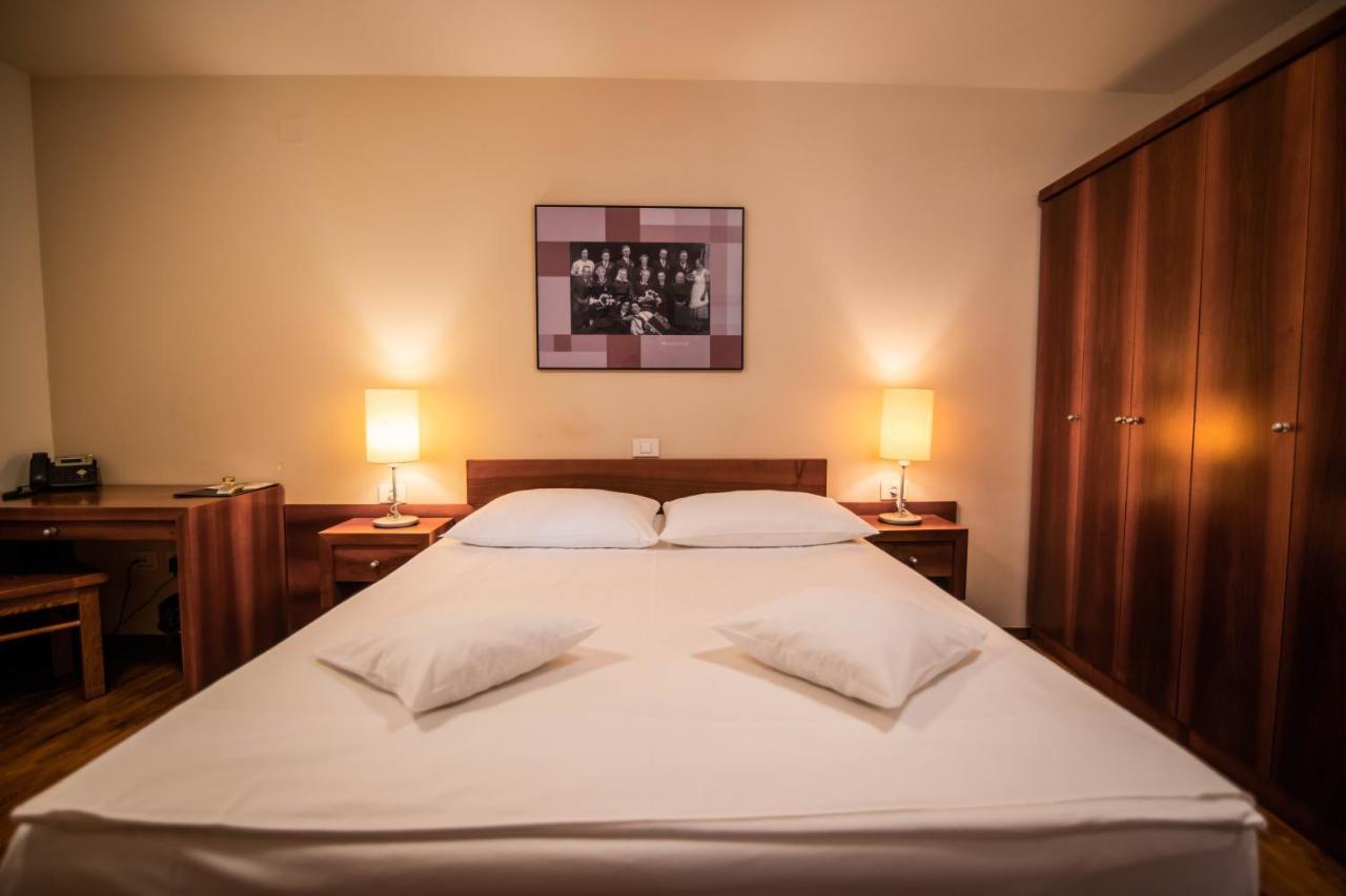 Hotel Dvor Jezersek Brnik Cerklje na Gorenjskem Esterno foto