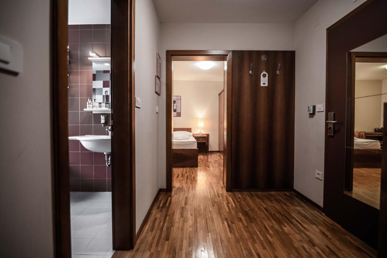 Hotel Dvor Jezersek Brnik Cerklje na Gorenjskem Esterno foto