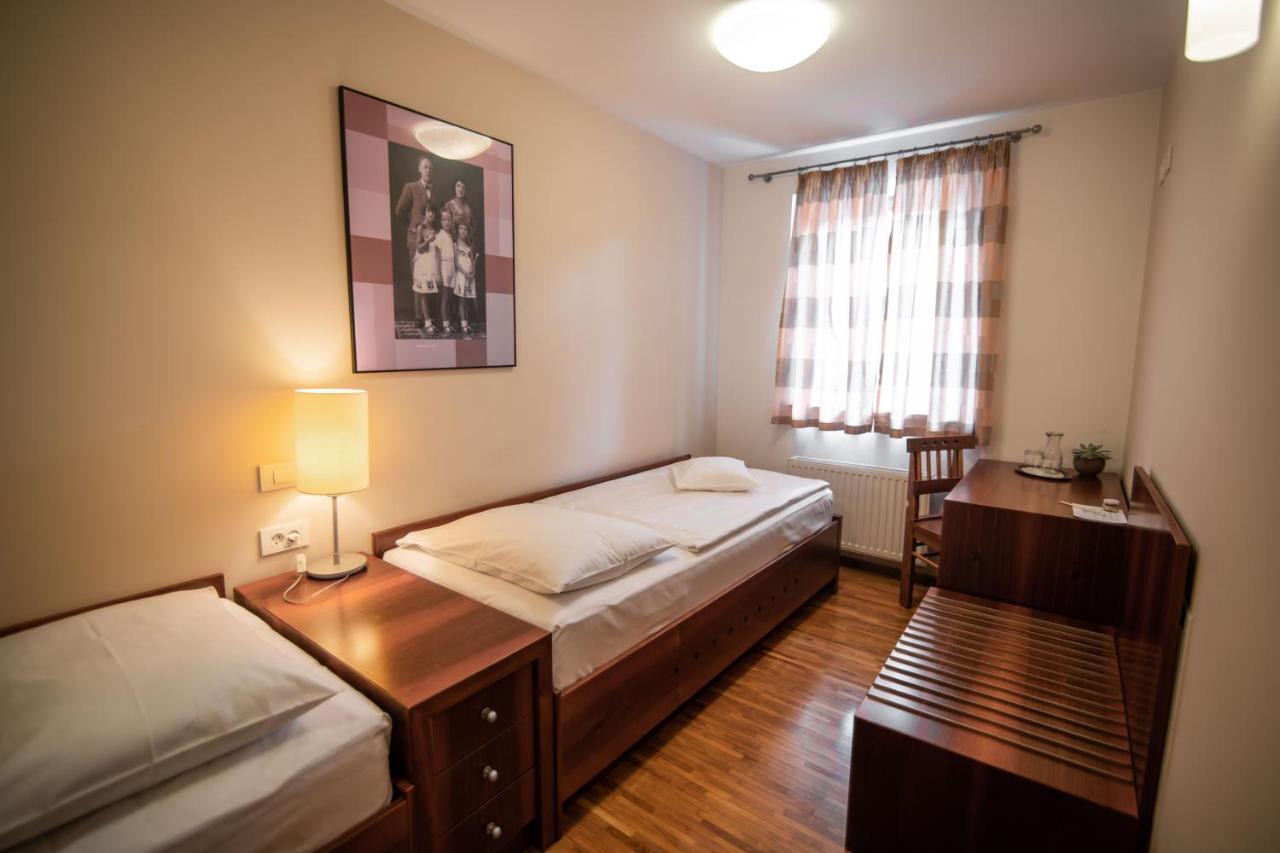 Hotel Dvor Jezersek Brnik Cerklje na Gorenjskem Esterno foto