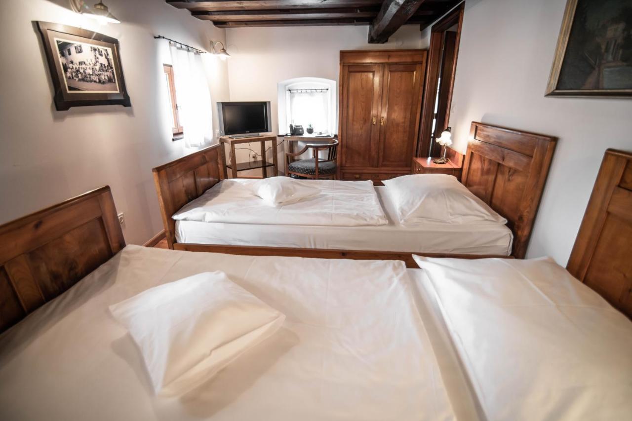 Hotel Dvor Jezersek Brnik Cerklje na Gorenjskem Esterno foto