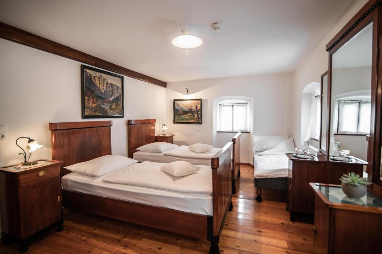 Hotel Dvor Jezersek Brnik Cerklje na Gorenjskem Esterno foto