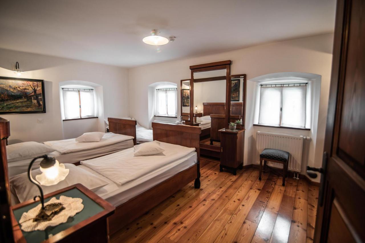 Hotel Dvor Jezersek Brnik Cerklje na Gorenjskem Esterno foto