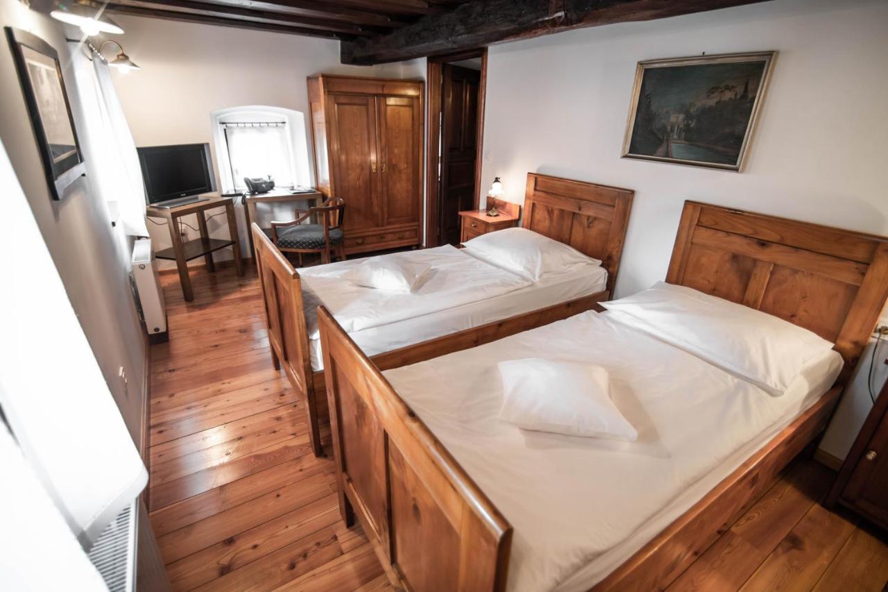 Hotel Dvor Jezersek Brnik Cerklje na Gorenjskem Esterno foto