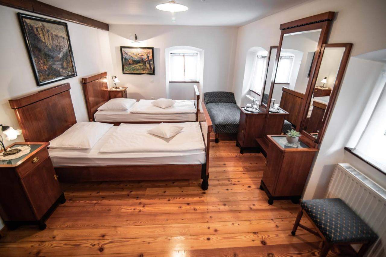 Hotel Dvor Jezersek Brnik Cerklje na Gorenjskem Esterno foto