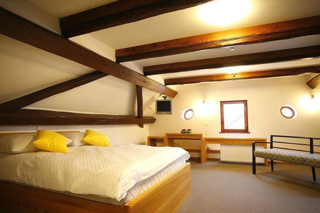 Hotel Dvor Jezersek Brnik Cerklje na Gorenjskem Esterno foto