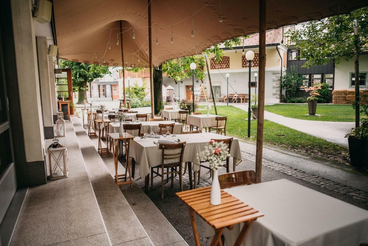Hotel Dvor Jezersek Brnik Cerklje na Gorenjskem Esterno foto
