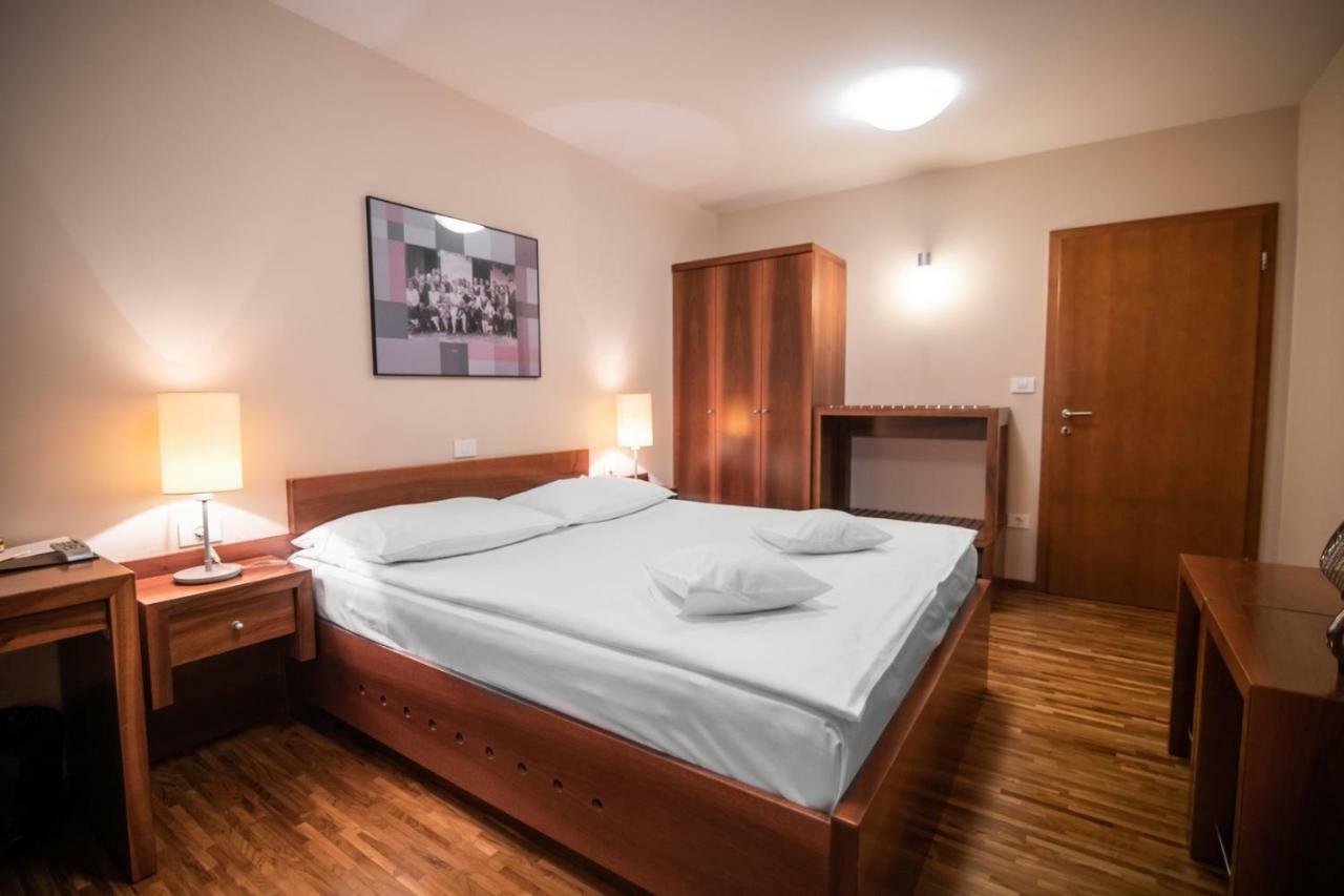 Hotel Dvor Jezersek Brnik Cerklje na Gorenjskem Esterno foto