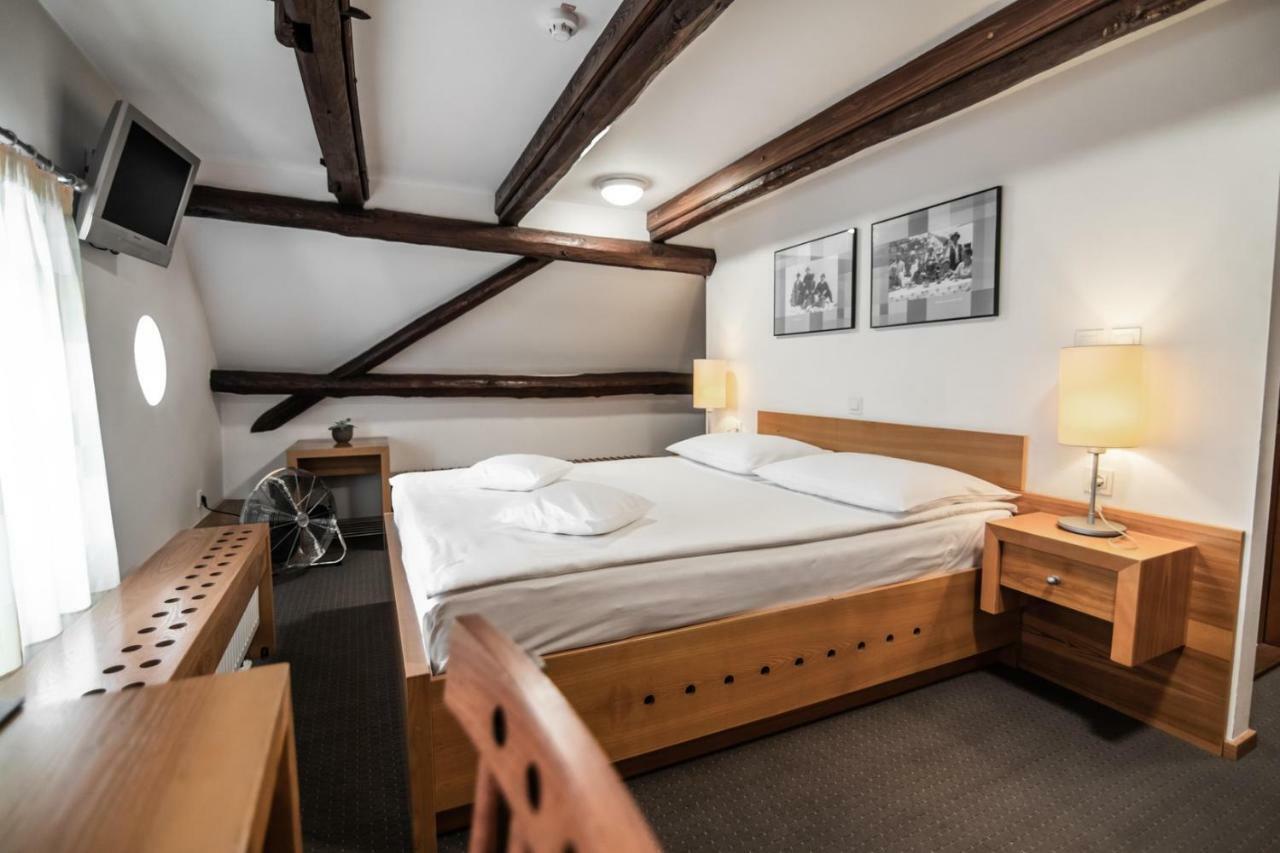 Hotel Dvor Jezersek Brnik Cerklje na Gorenjskem Esterno foto