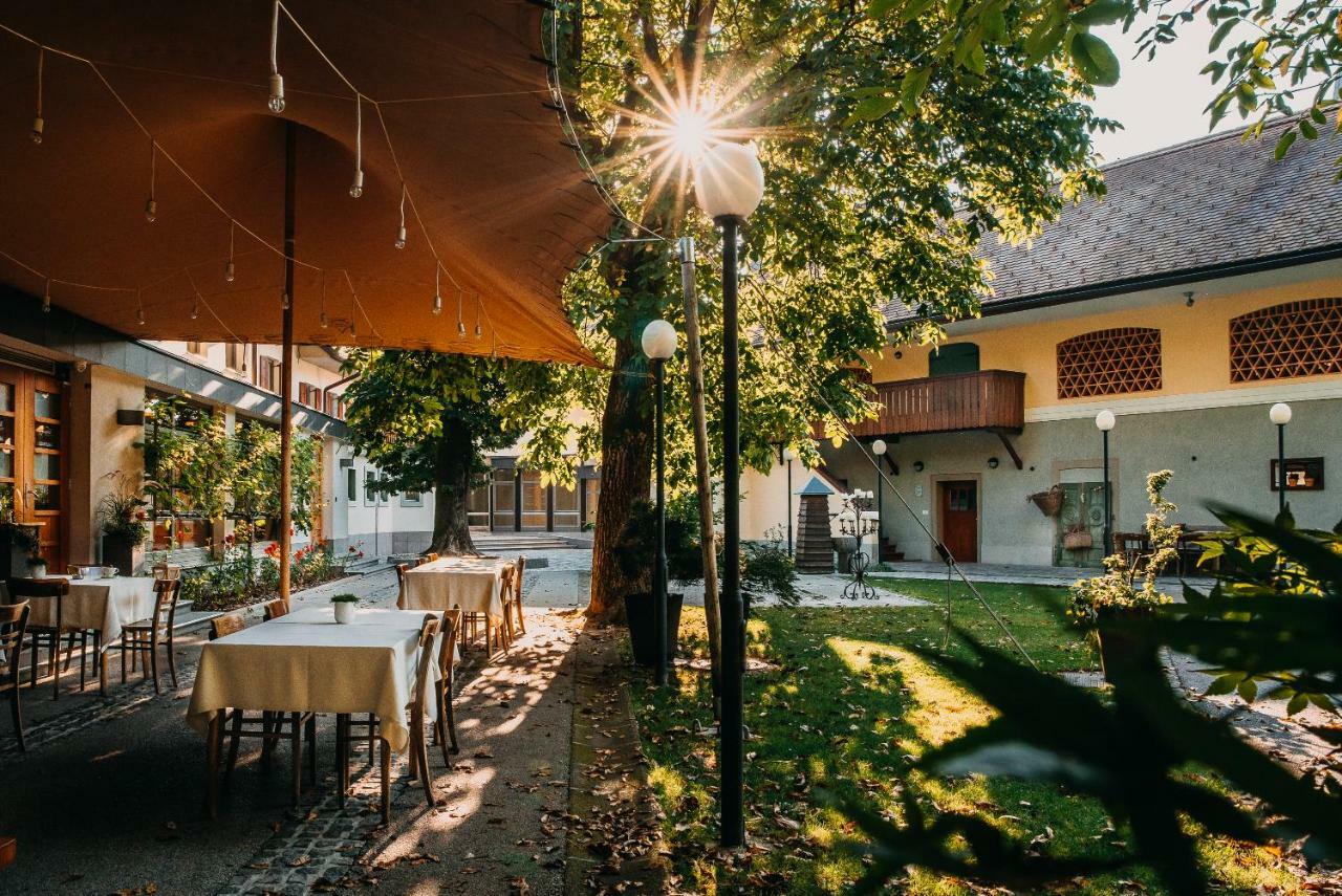 Hotel Dvor Jezersek Brnik Cerklje na Gorenjskem Esterno foto