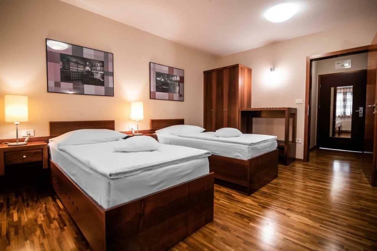 Hotel Dvor Jezersek Brnik Cerklje na Gorenjskem Esterno foto