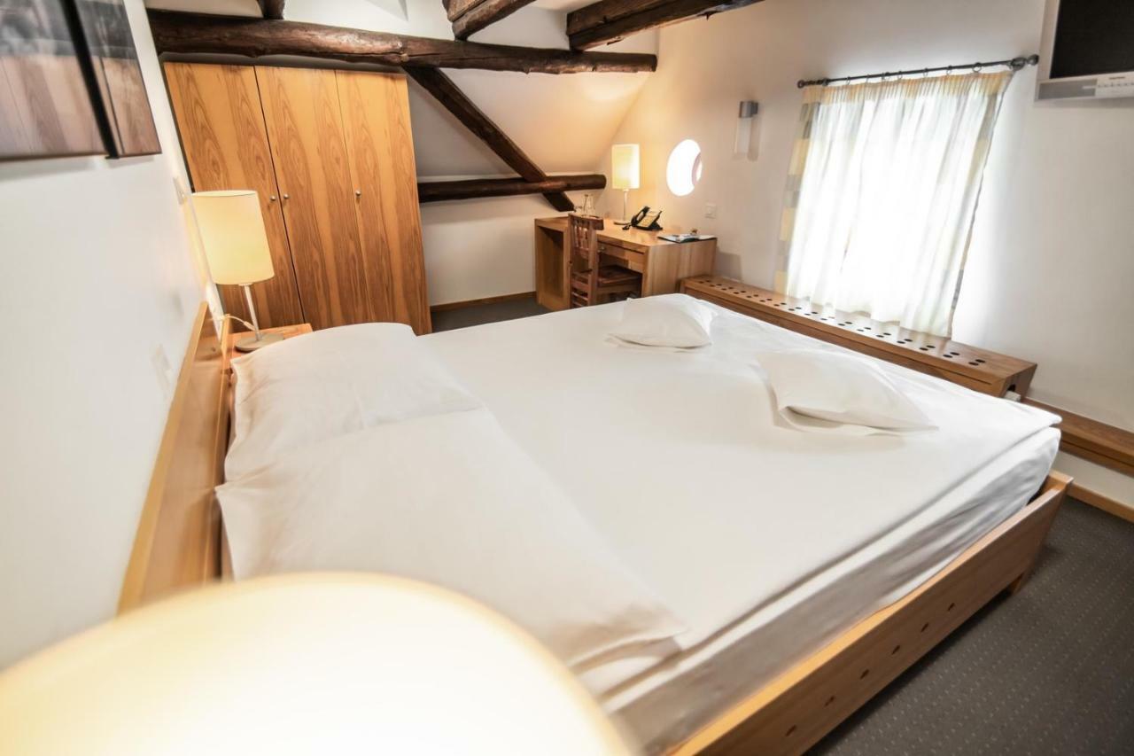 Hotel Dvor Jezersek Brnik Cerklje na Gorenjskem Esterno foto