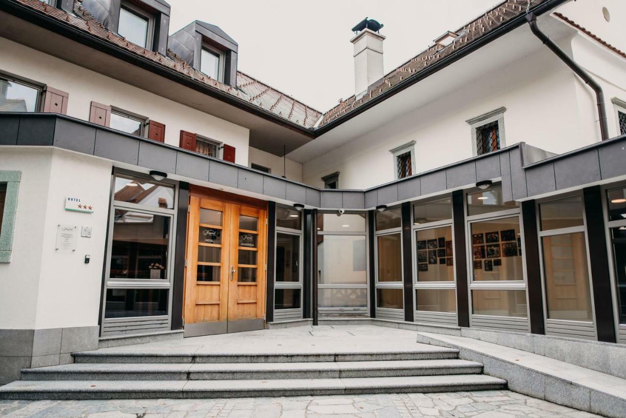 Hotel Dvor Jezersek Brnik Cerklje na Gorenjskem Esterno foto