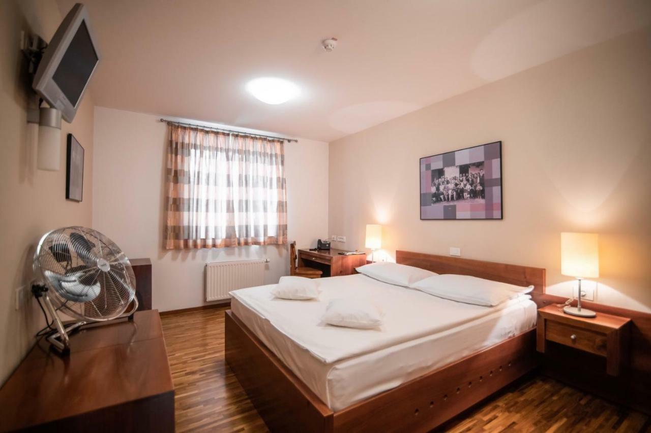 Hotel Dvor Jezersek Brnik Cerklje na Gorenjskem Esterno foto